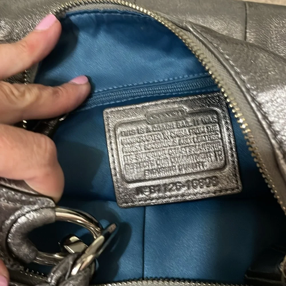Beautiful vintage gun metal gray Coach hand bag - Picture 3 of 3